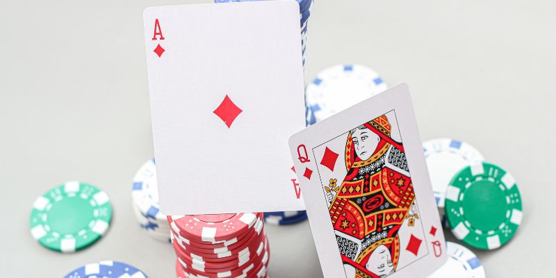 Đếm lá 10 và Át để đánh giá lợi thế trong mẹo chơi Blackjack